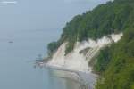 Nördlich von Sassnitz auf der Halbinsel Jasmund: Kreidefelsen oberhalb eines schmalen Küstenstreifens (Rügen - Mai 2011)