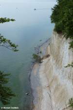 Steilküste mit Kreidefelsen und ein weiteres Fahrgastschiffe ist unterwegs (Halbinsel Jasmund, Rügen, Mai 2011)