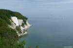 Gleich drei Schiffe sind unterwegs östlich der Kreidefelsen auf der Ostsee: Fahrgastschiffe NORDWIND und ALEXANDER und dahinter ein Fährschiff von Scandlines HANSA (Rügen, Mai 2011)