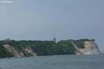 Blick vom kleinen Fischerhafen von Vitt der Kreidefelsenküste längs nach Norden mit dem Peilturm am Kap Arkona (Gemeinde Putgarten, Halbinsel Wittow, Rügen, Mai 2011)