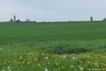 Auf dem Rückweg von Vitt nach Putgarten gibt es noch einen Blick auf die drei Türme am Kap Arkona (Gemeinde Putgarten, Halbinsel Wittow, Rügen, Mai 2011)