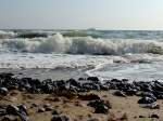unermüdlich peitschen die Wellen der Ostsee entlang der Kreidefelsen im Naturpark Jasmund, und bringen so Meeresgut an den Strand; 140918