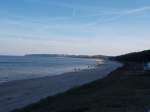 Blick vom Selliner Hochufer über den Strand nach Baabe und Göhren und dem Nordpferd am 08.März 2015.