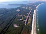 Luftbild der Schmalen Heide bei Binz auf Rügen mit dem  Koloss von Prora , einem in nationalsozialistischer Zeit errichteten monumentalen Gebäudekomplex, der  als KdF-Seebad dienen sollte.