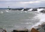 Der erste Herbststurm treibt die Ostsee gegen die Sassnitzer Hafenmole. Sie ist 1450 m lang und damit die längste Außenmole Europas; im Hintergrund die Hafenanlagen von Mukran. (24. September 2012)