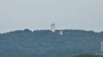 Zwischen den Baumwipfeln ragen der Mittelturm und eines der Ecktürme von Jagdschloss Granitz hervor (Mönchgut, Rügen, September 2012)
