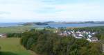Blick vom Lotsenturm bei Thiessow über den Ort und Hafen auf den Zicker See mit Klein Zicker links und Groß Zicker rechts hinten  (Mönchgut, Rügen, September 2012)