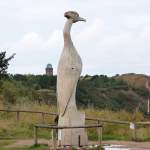 Dieses große Holzskulptur steht am Wanderweg entlang der Küste von Kap Arkona aus zum Fischerort Vitt (Gemeinde Putgarten, Halbinsel Wittow, Rügen, September 2012)