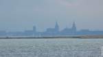 Von der Insel Ummanz westlich von Rügen geht der Blick hinüber auf die Innenstadt von Stralsund (September 2012)