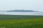 Blick vom Ortsende von Groß Zicker auf die Halbinsel mit Klein Zicker im Dunst (Mönchgut - Rügen, Mai 2011)