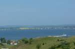 Blick von der Halbinsel Zicker Alpen oberhalb von Gager und Hafen hinüber über das Hagensche Wiek zum Reddevitzer Höft mit dem Ort Alt-Reddevitz (Mönchgut - Rügen, Mai 2011)