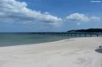 Feiner Sandstrand und die Seebrücke von Binz (Rügen, Mai 2011)