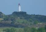 Der Leuchtturm auf Hiddensee ragt oben auf dem nördlich gelegenen Dornbusch heraus (Aufnahme von der Fähre aus, Mai 2011)