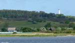 Die letzten Häuser von der Ortschaft Kloster und dahinter die Erhebung Dornbusch mit dem Leuchturm (Hinddensee, Mai 2011)