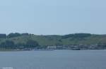 Blick von Alt-Reddevitz auf dem Reddevitzer Höft über den Hagenschen Wiek auf Hafen und Ort Gager und dahinter die Zicker Berge (Mönchgut, Rügen, Mai 2011)