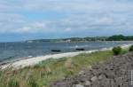 Oberhalb vom Strand bei Thiessow auf die Halbinsel und den Ortsteil Klein Zicker (Mönchgut, Rügen, Mai 2011)
