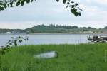 Blick vom kleinen Bootshafen der Halbinsel Klein Zicker auf den Fischerhafen, Lotsenturm und Teil der Ortschaft Thiessow (Mönchgut, Rügen, Mai 2011)