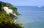 Der Königsstuhl ist der berühmteste Kreidefelsvorsprung der Stubbenkammer im Nationalpark  Jasmund auf der Ostseeinsel Rügen. Bild vom Dia. Aufnahme: August 2001.