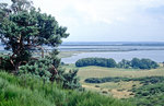 Blick auf Hiddensee in östlicher Richtung. Bild vom Dia. Aufnahme: August 2001.