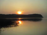 Ruhiges Wasser,kein Wind und warme Temperaturen am Abend,vom 25.März 2021,so konnte ich diesen Sonnenuntergang über den Großen Jasmunder Bodden bei Lietzow fotografieren.