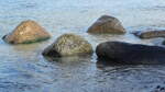 Steine im Meer. 
Am 06.10.2021 am Strand von Binz auf Rügen.