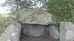 Ein Großsteingrab (Dolmen) der jungsteinzeitlichen Trichterbecherkultur (3500–2800 v. Chr.), in der Umgebung der Gemeinde Lancken-Granitz im Landkreis Vorpommern-Rügen (Mecklenburg-Vorpommern) am 28.09.22.