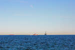 Der zunehmende Mond über der Prorer Wiek mit TRANSPORTER (IMO 9663075) und Flottendienstboot A53 OKER (IMO ?).