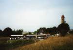 Eine Bimmelbahn und die Leuchttrme von Kap Arkona.