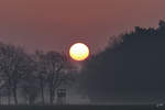 Der Sonnenaufgang über dem Mecklenburger Land verspricht einen schönen Tag. (Pampow, April 2009)