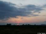 Gleiche Stelle am nchsten Tag: Sonnenuntergang am 9. August 2007 am Stadtrand von Stralsund. Der rote Feuerball versank in dunklen Wolken...

