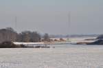 der lange Winter läßt die größeren Gewässer gefrieren, Schlittschuh laufen auf dem Deviner See, verbunden mit dem Strelasund  - nahe  Höhe 23  bei Stralsund Ortsteil Devin, 25.01.2010