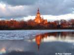 Blick ber den teils zugefrorenen Zuckerteich in Stralsund. Die St.Marienkirche wird vom Abendlicht mhllt (25.01.07).