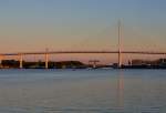 Im Vordergrund die Stralsunder Rügenbrücke, dahinter die Strassen-und Eisenbahnbrücke Rügendamm  am frühen Abend.