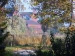 Herbstspatziergang im Hintergrund die Gerhard Hauptmann Schule sie ist fr mich vom Bauwerk her die schnste der Schulen in Stralsund.Gerhart Hauptmann wurde am 15.11.1862 im Nordschlesischen Obersalzbrunn geboren und starb 1946.