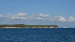 Die Steilküste an der Ostsee bei Boltenhagen. Im Hintergrund verlässt eine Fähre den Hafen von Travemünde. (April 2019)