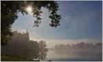 Sonnenstrahlen lösen langsam den Nebel auf und geben den Blick auf das Schweriner Schloss frei.
(22.09.2017)