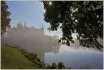 Nebel und Sonne sorgen an diesem Herbstmorgen für eine schöne Stimmung am Schweriner Schloss.