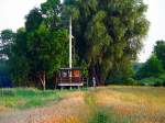 sehr sinnig, eine DLRG-Wasserrettungsstation mitten auf einer Wiese ohne Wasser in Bremervrde