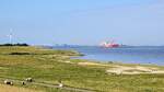 Elbmündung von Südosten Richtung Cuxhaven. Im Vordergrund die elbaufwärts fahrende POLAR PERU (Containerschiff, Liberia, IMO: 9797199), dahinter ein auf die Nordsee fahrendes weiteres Containerschiff (Otterndorf, 08.09.2021). 