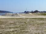 Zusammengeschobener feiner Sand, den die Elbe nach dem vorigen Hochwasser vom Januar 2011 am linken Ufer zwischen Tespe und Niedermarschacht zurckgelassen hat; 27.03.2011  