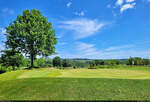 Einige Kilometer südlich vom Bad Lauterberger Ortsteil Barbis, direkt an der Grenze zwischen Niedersachsen und Thüringen, liegt ein Golfplatz mit Aussicht auf die Umgebung.