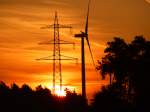 Natur und Technik. Sonnenaufgang in Quendorf bei Schüttorf.
Aufgenommen im August 2013.