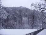 blick auf den winterlichen verschneiten burgberg  in bad harzburg aufgenommen nähe bergbahn brücke über   die B4 am 09.01.10