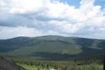 Blick am Pfingstsonntag, dem 12.06.2011, durch die offene Tr zur Skisprungschanze auf dem Wurmberg/Harz zum mchtigen Brockenmassiv.