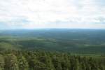 Blick am Pfingstsonntag, dem 12.06.2011, von der Aussichtsplattform in der Skisprungschanze auf dem Wurmberg/Harz ber die grenzenlose Weite der Waldlandschaft des Ostharzes.