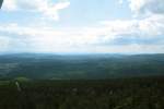 Blick am Pfingstsonntag, dem 12.06.2011, von der Aussichtsplattform in der Skisprungschanze auf dem Gipfel des Wurmbergs im Harz ber Braunlage, die Gondeln der Wurmbergseilbahn, den Sdharz bis zu Bergen und Berglandschaften wie dem Hohen Meiner und den Kasseler Bergen in Hessen.Grandiose Sicht trotz vieler Wolken am Himmel. 