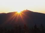 Langsam hebt sich die Sonne ber den Wurmberg im Harz. Blick bei Sonnenaufgang von der Felskanzel der Achtermannshhe am 02.10.2011