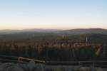 Blick am 02.10.2011 von der Felskanzel der Achtermannshhe Richtung Sdharz (links) und Rehberg (rechts) nach Sonnenaufgang. Jenseits des Harzes ist die Hainleite zu erkennen.