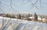 Wintermrchen Braunlage: ber die Rodel- und Skipiste an der Alten Harzburger Strae erhebt sich der von dickem Schnee bedeckte Wurmberg; Blick am Nachmittag des 30.01.2012 von der Allee am Rathaus.