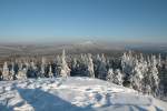 Der Wurmberg im Harz von der Achtermannshhe aus; Blick von der winterlich mit Schnee bedeckten Felskanzel des Achtermanns am Nachmittag des 05.02.2012.